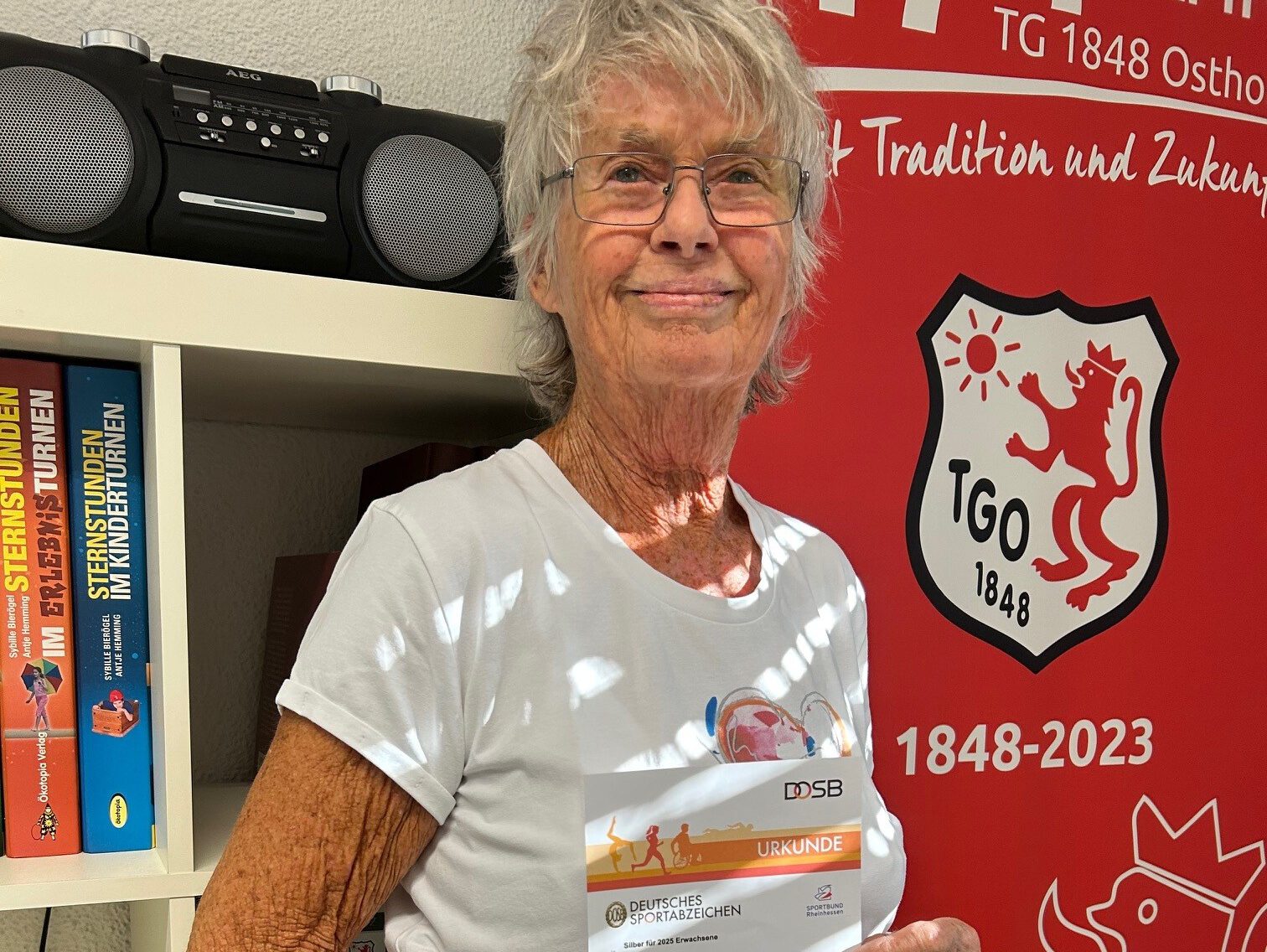 Eine außergewöhnliche Leistung: 80-jährige Trainerin der TG Osthofen legt zum 50. Mal das Sportabzeichen ab